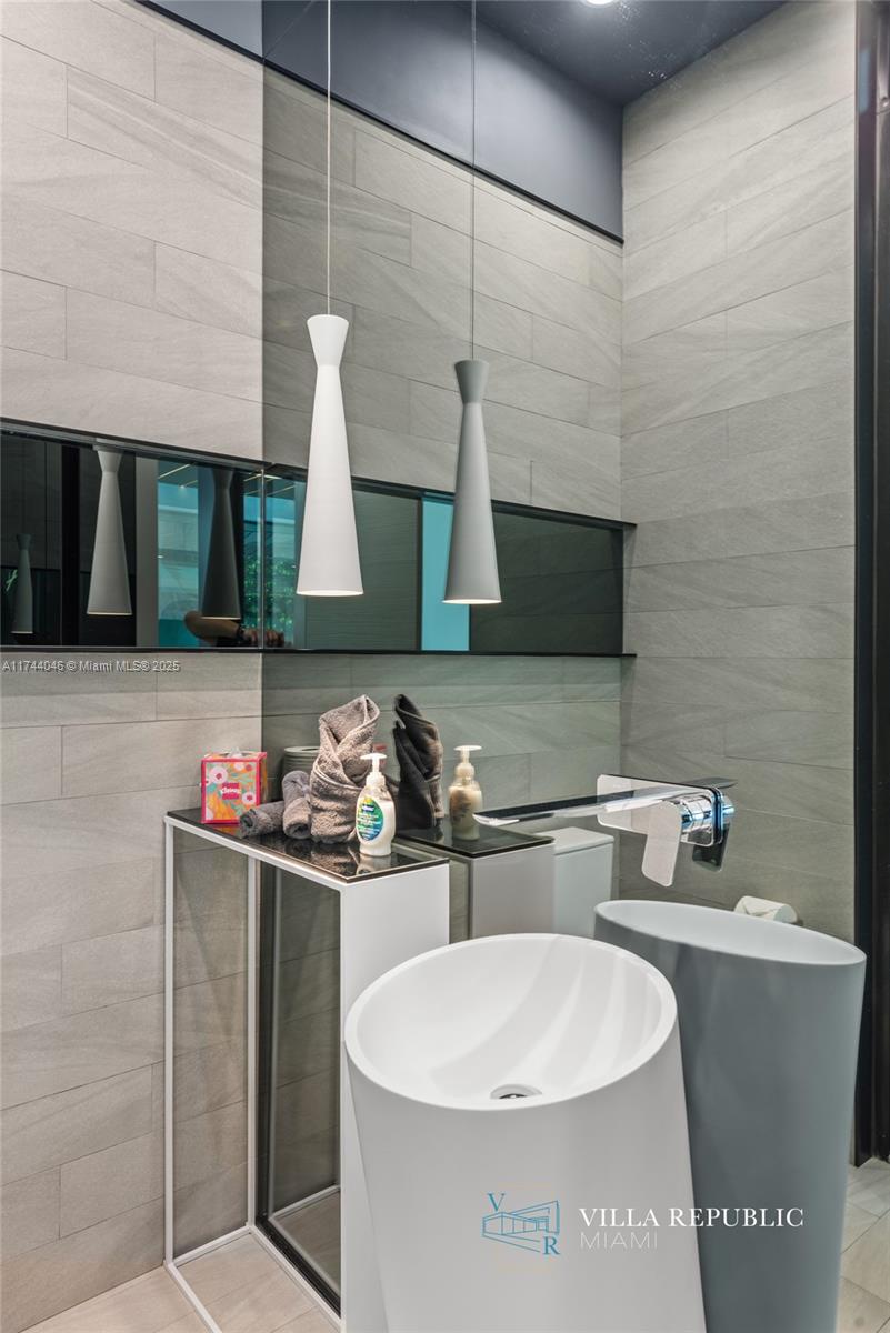 1941 NE 196th Ter Miami, FL 33179