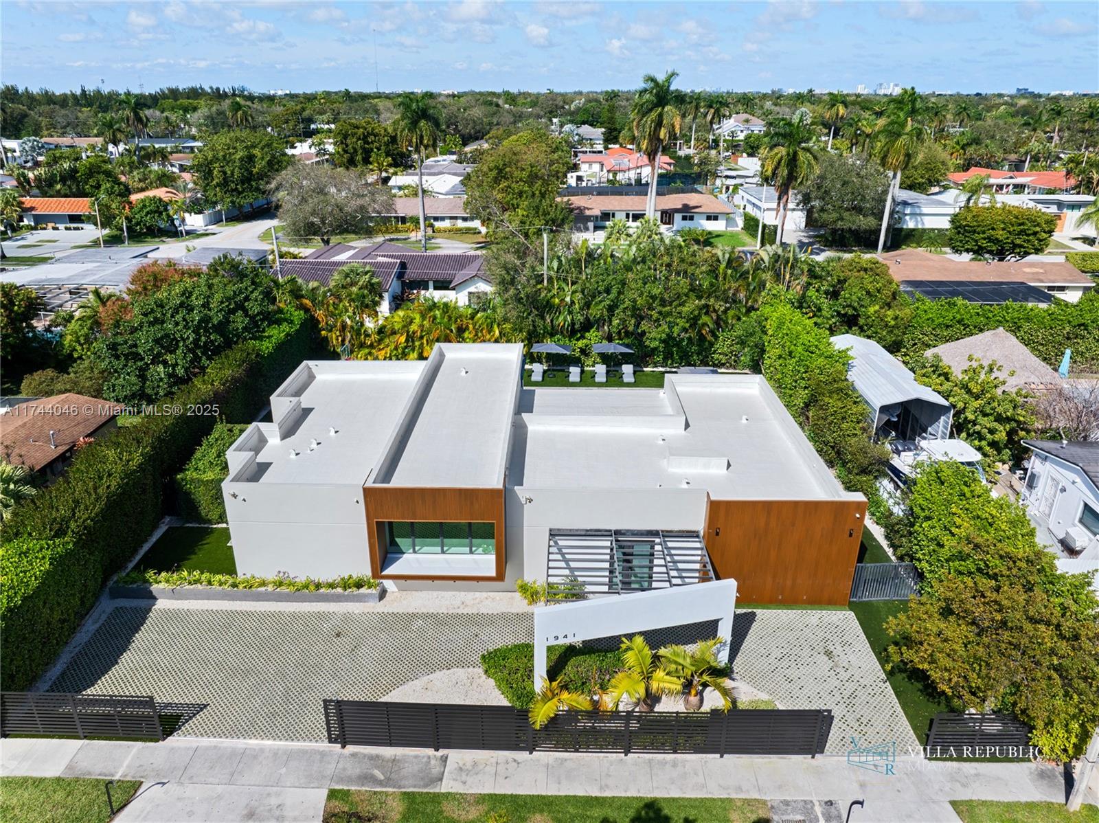 1941 NE 196th Ter Miami, FL 33179