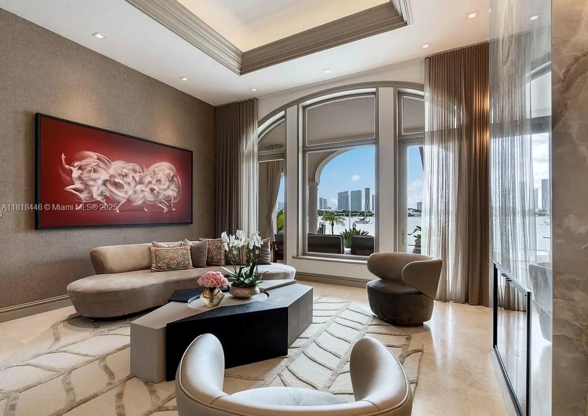 432 S Hibiscus Dr Miami Beach, FL 33139