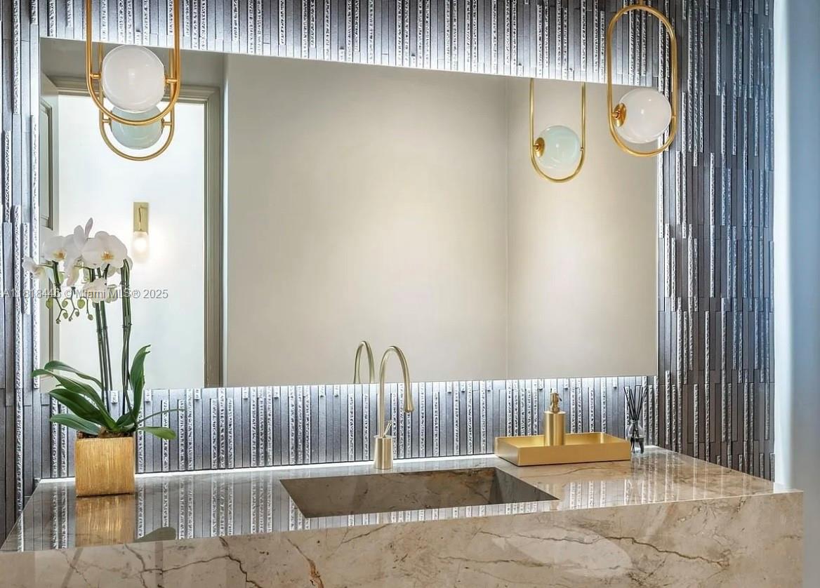 432 S Hibiscus Dr Miami Beach, FL 33139