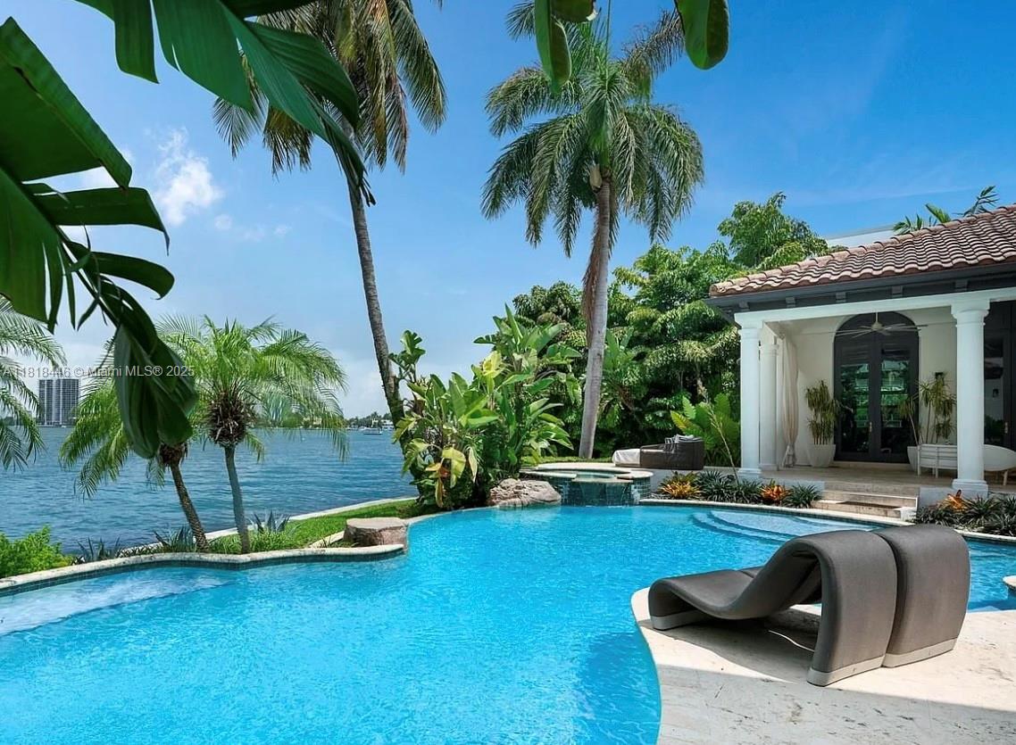 432 S Hibiscus Dr Miami Beach, FL 33139