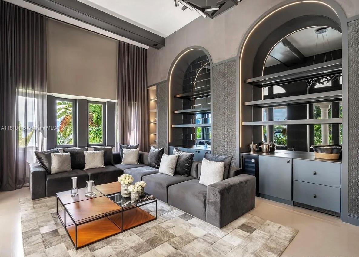 432 S Hibiscus Dr Miami Beach, FL 33139