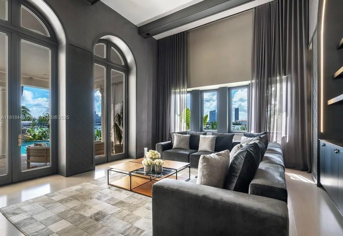 432 S Hibiscus Dr Miami Beach, FL 33139