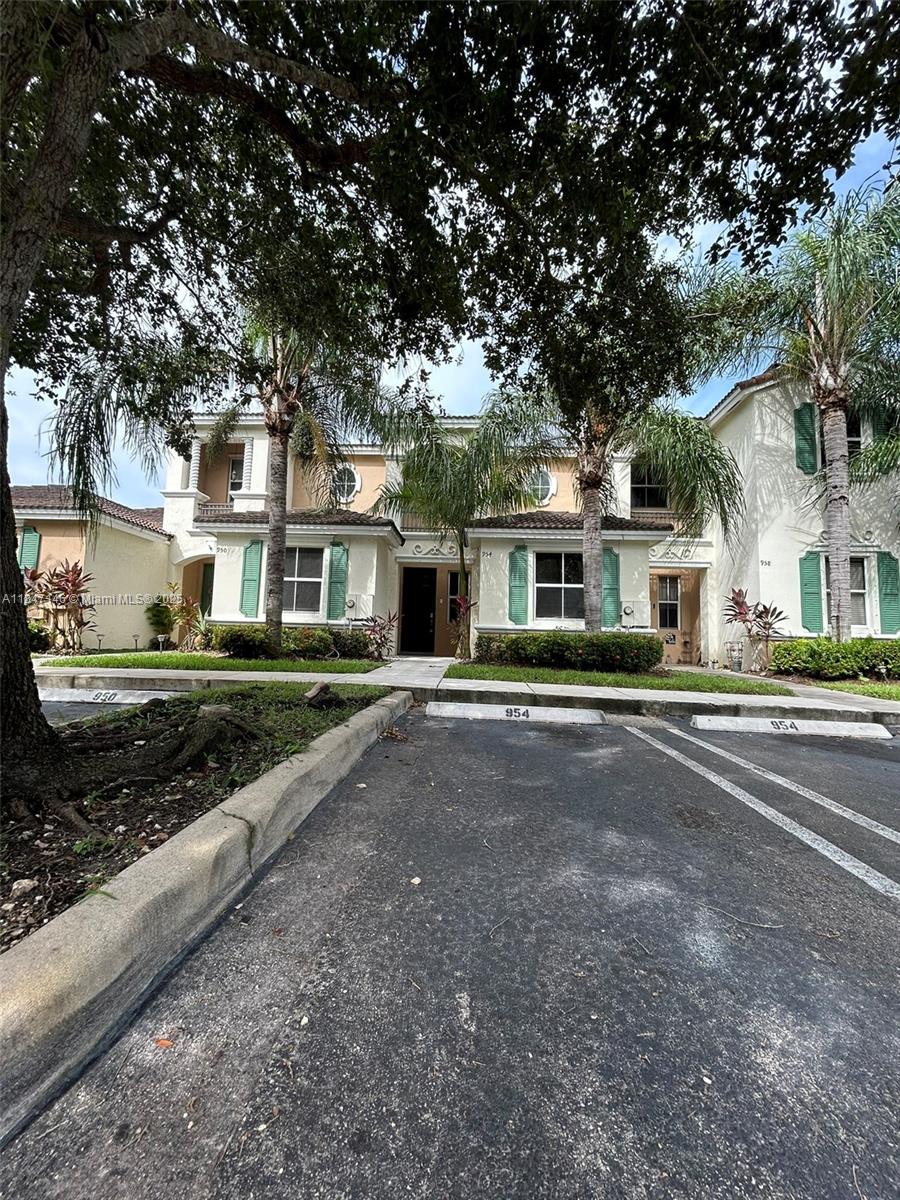954 NE 42nd Ter