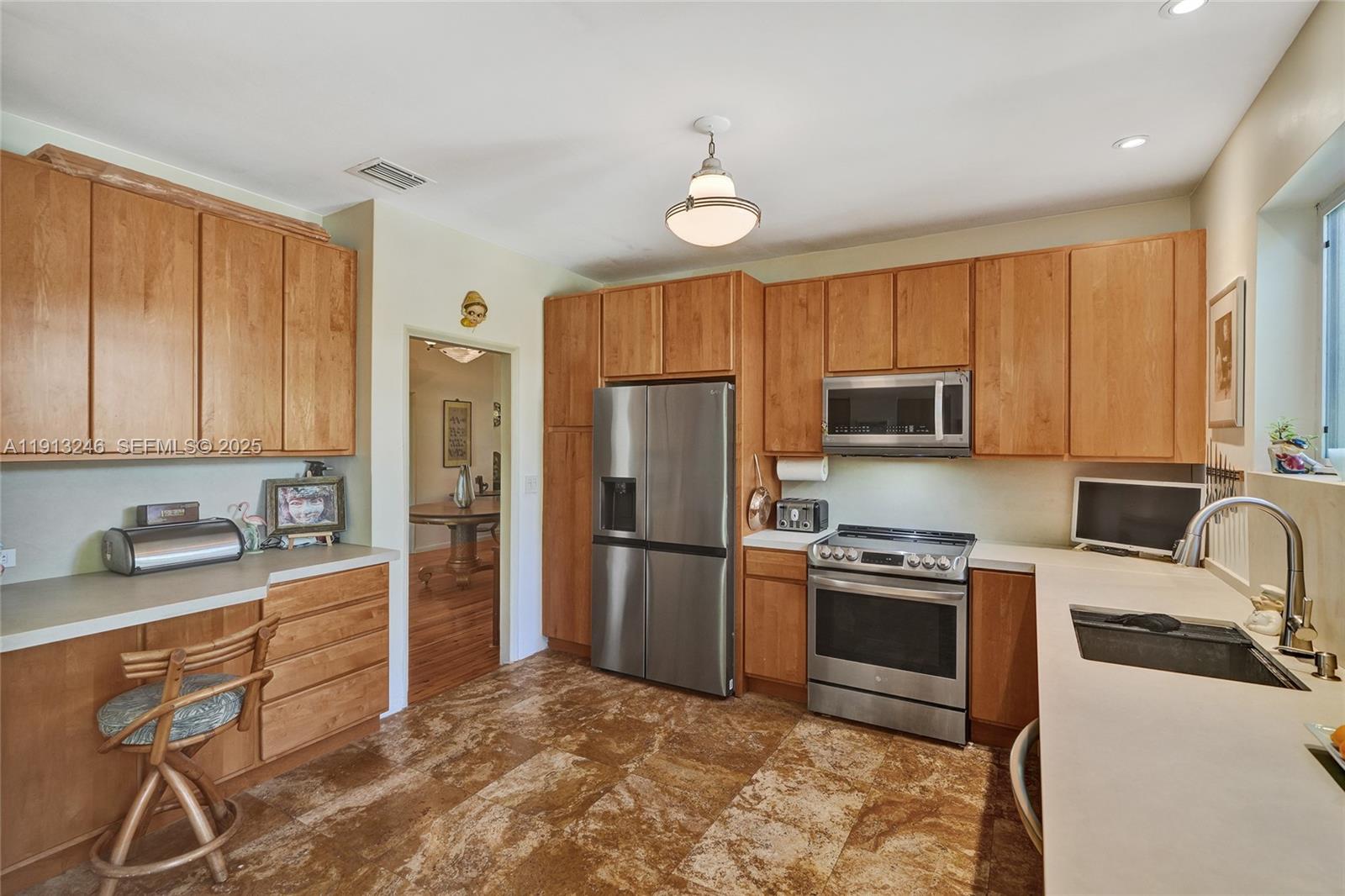 1335 Lenox Ave Miami Beach, FL 33139