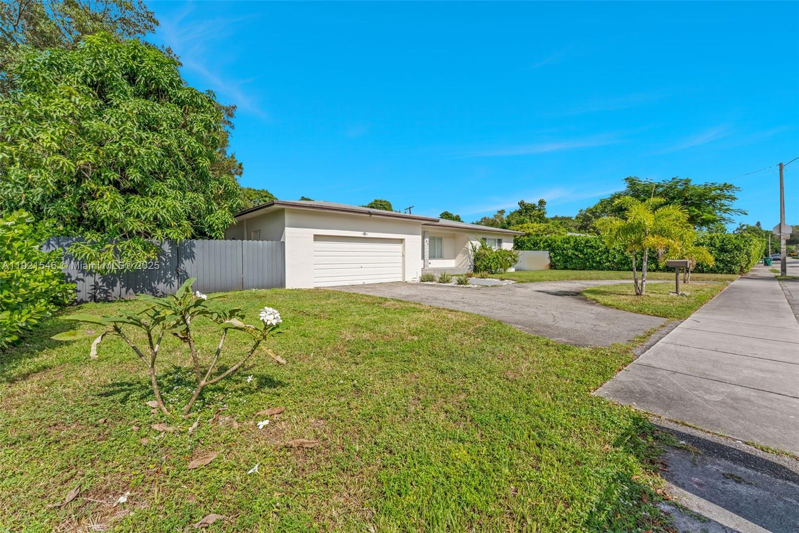 195 NW 115th St Miami, FL 33168