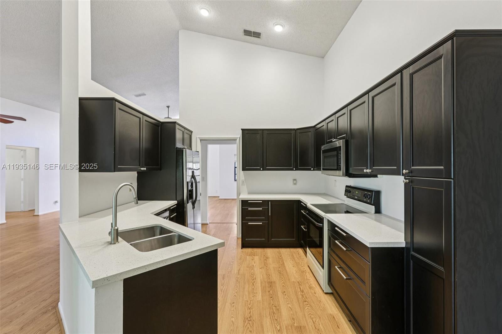 1801 W Oak Knoll Cir Davie, FL 33324