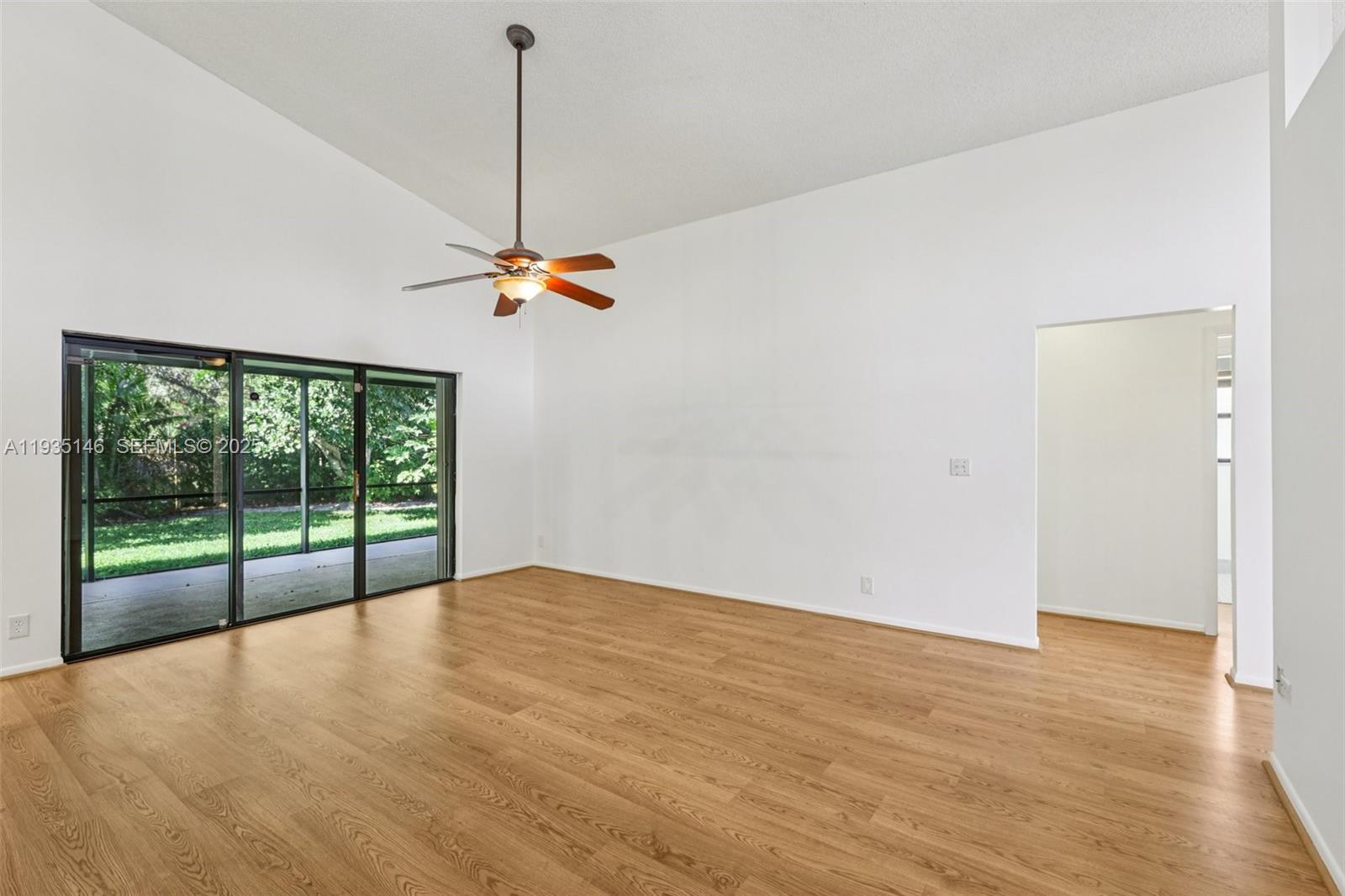 1801 W Oak Knoll Cir Davie, FL 33324