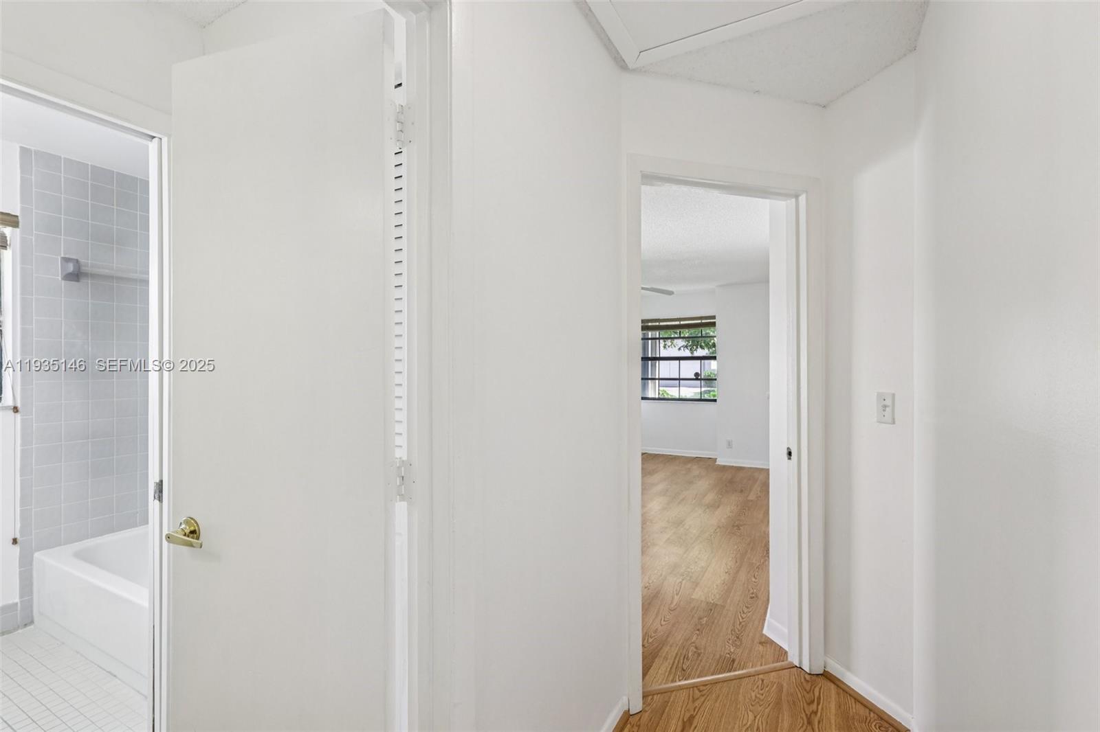 1801 W Oak Knoll Cir Davie, FL 33324