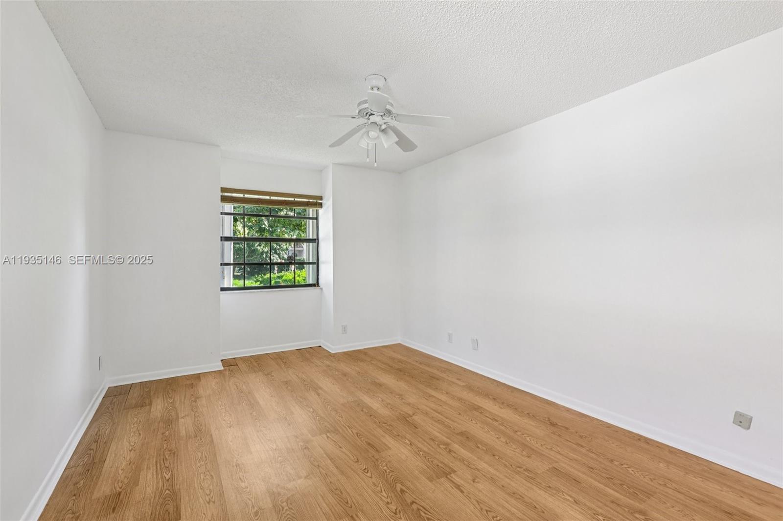 1801 W Oak Knoll Cir Davie, FL 33324