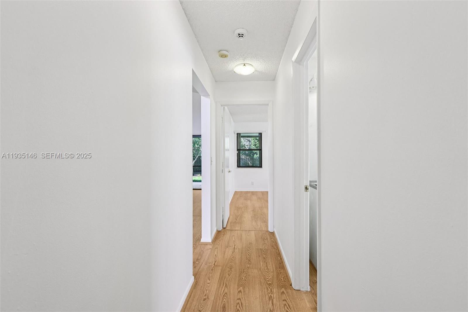 1801 W Oak Knoll Cir Davie, FL 33324