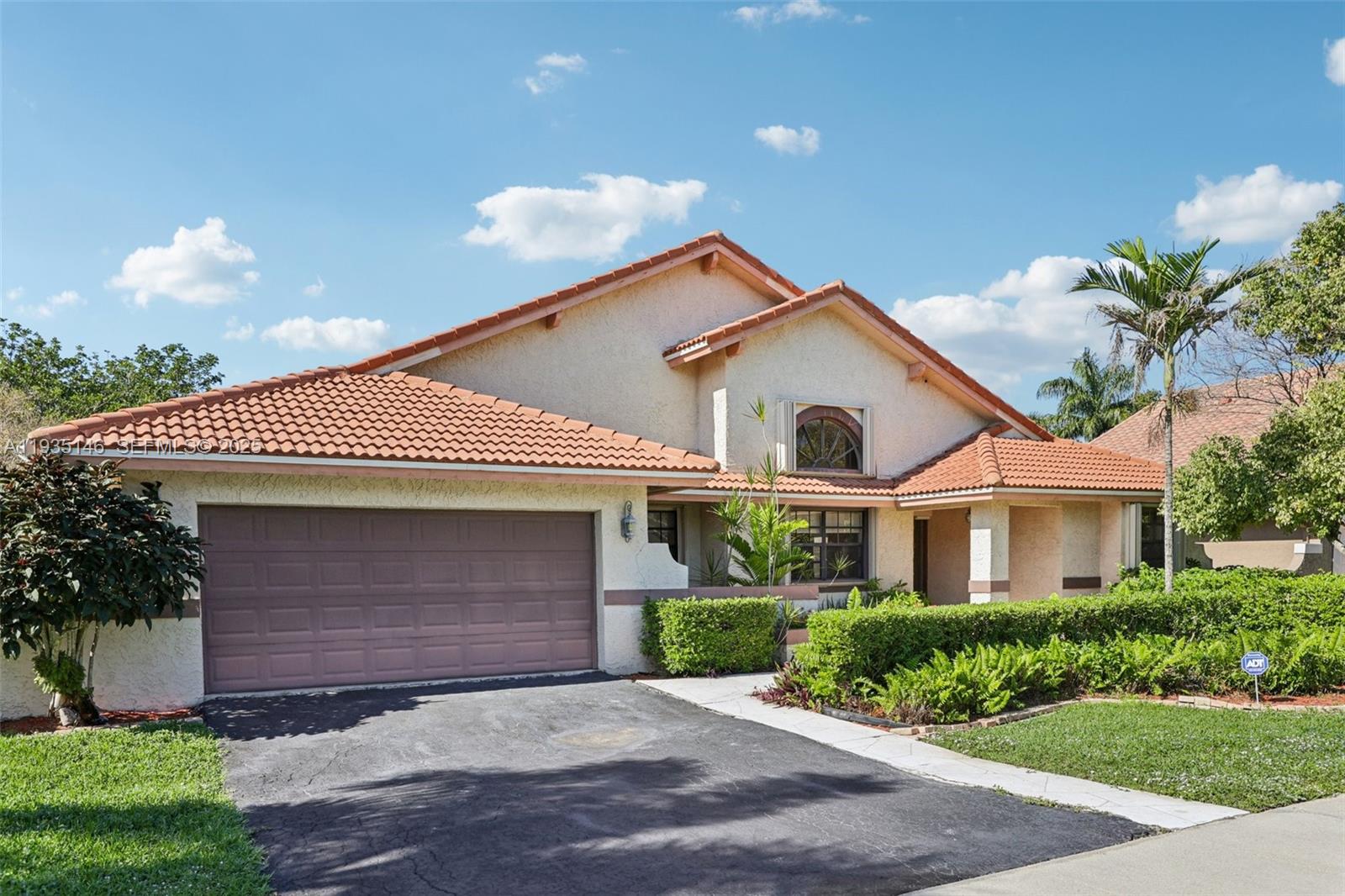 1801 W Oak Knoll Cir Davie, FL 33324