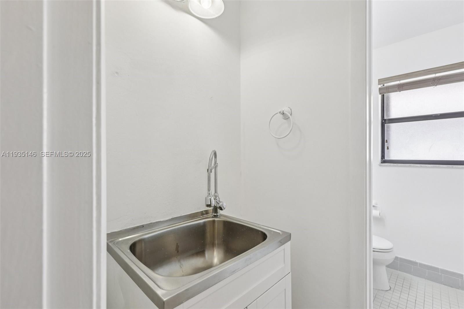 1801 W Oak Knoll Cir Davie, FL 33324