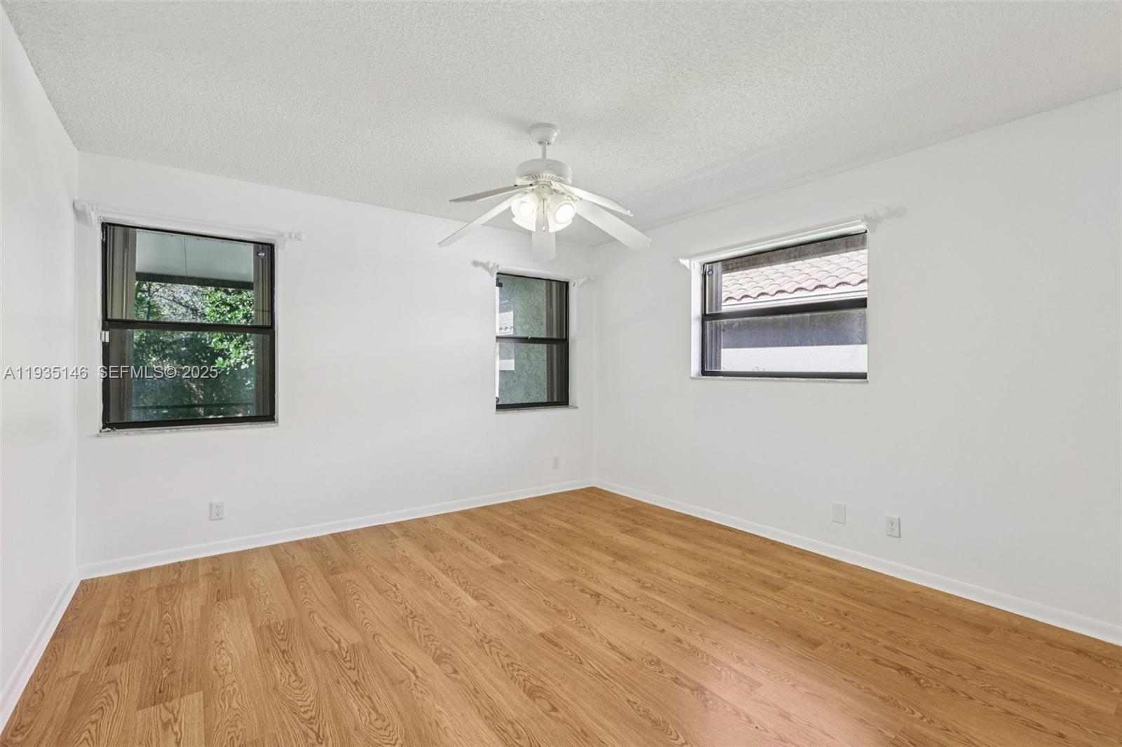 1801 W Oak Knoll Cir Davie, FL 33324