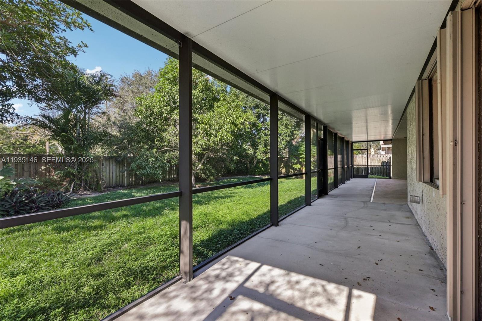 1801 W Oak Knoll Cir Davie, FL 33324