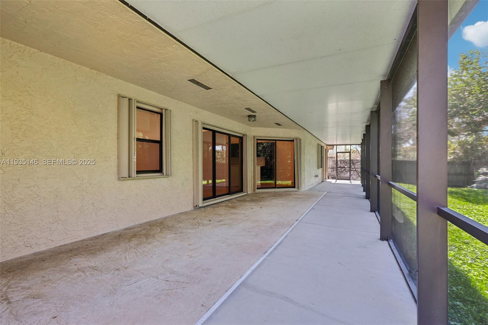 1801 W Oak Knoll Cir Davie, FL 33324