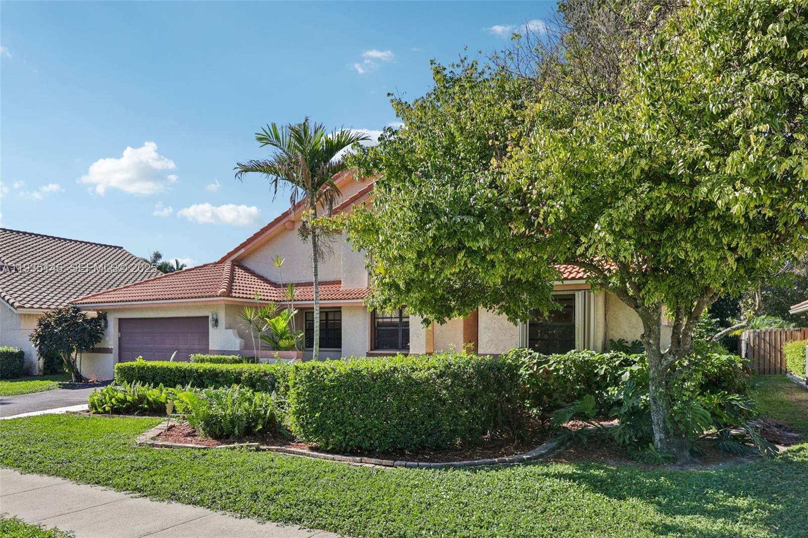1801 W Oak Knoll Cir Davie, FL 33324