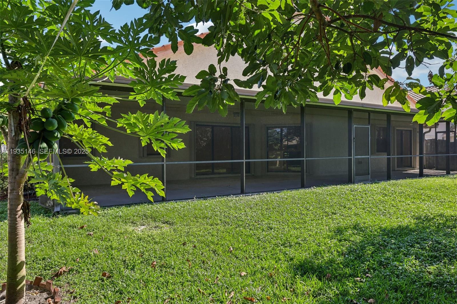 1801 W Oak Knoll Cir Davie, FL 33324