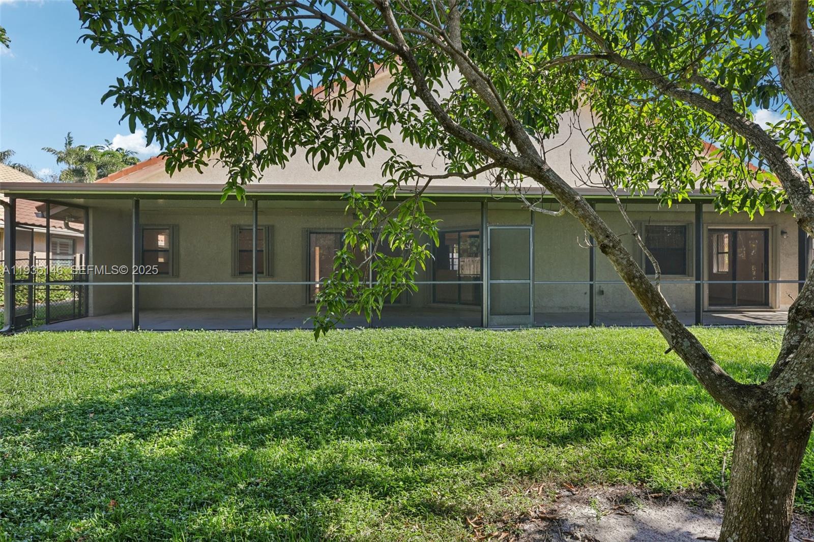 1801 W Oak Knoll Cir Davie, FL 33324