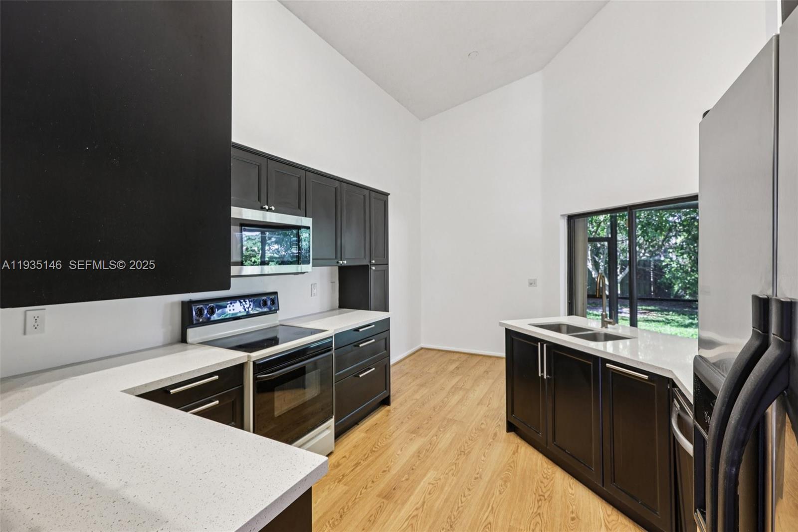 1801 W Oak Knoll Cir Davie, FL 33324