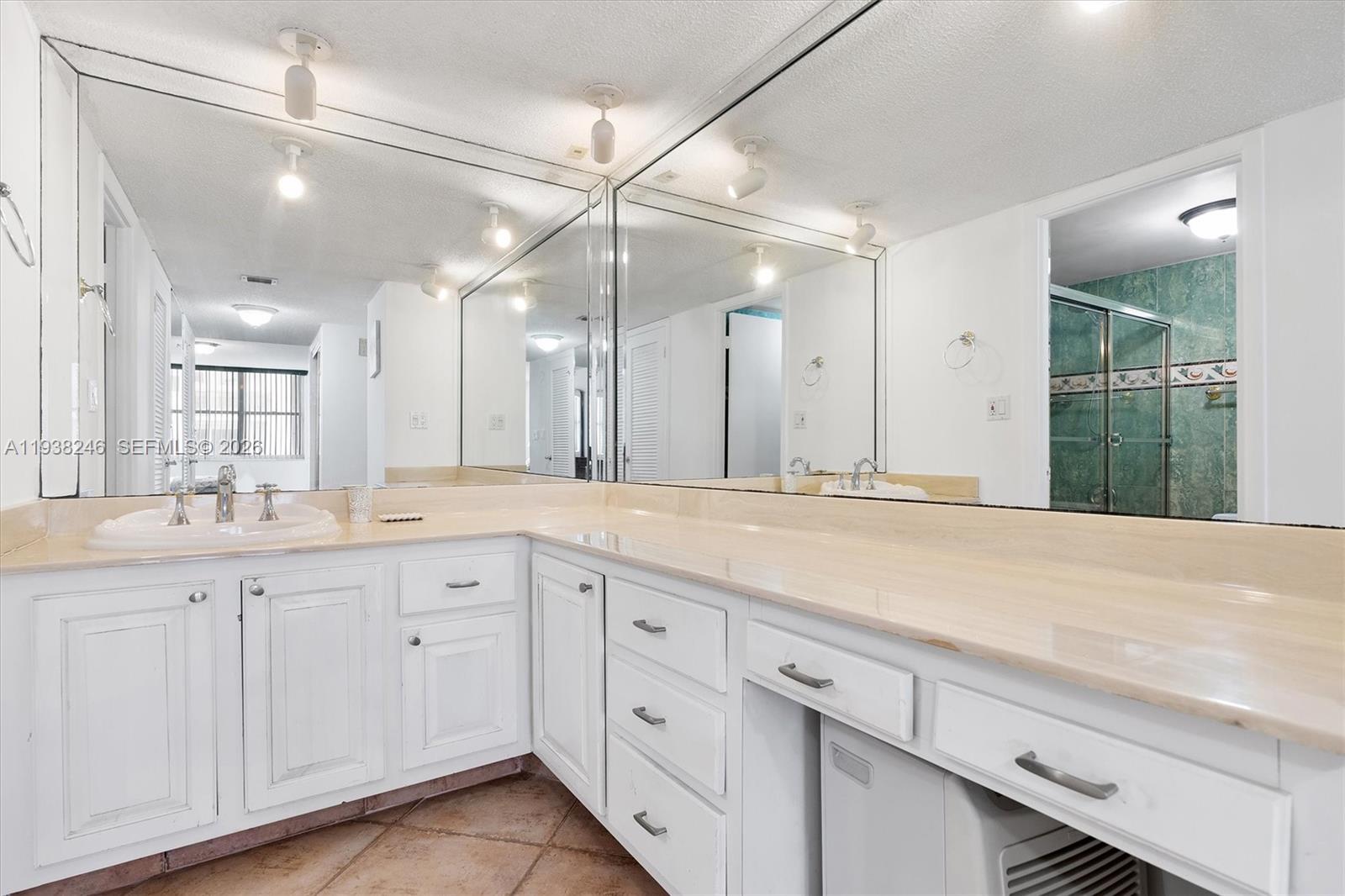 6039 Collins Ave #1104 Miami Beach, FL 33140