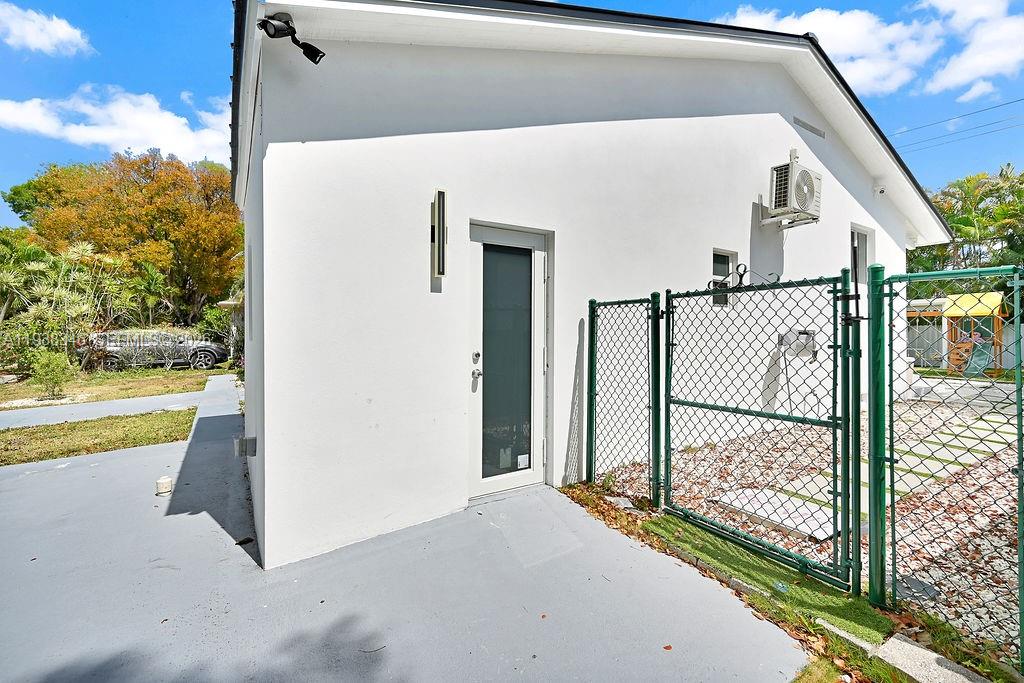 876 NE 81st St Miami, FL 33138