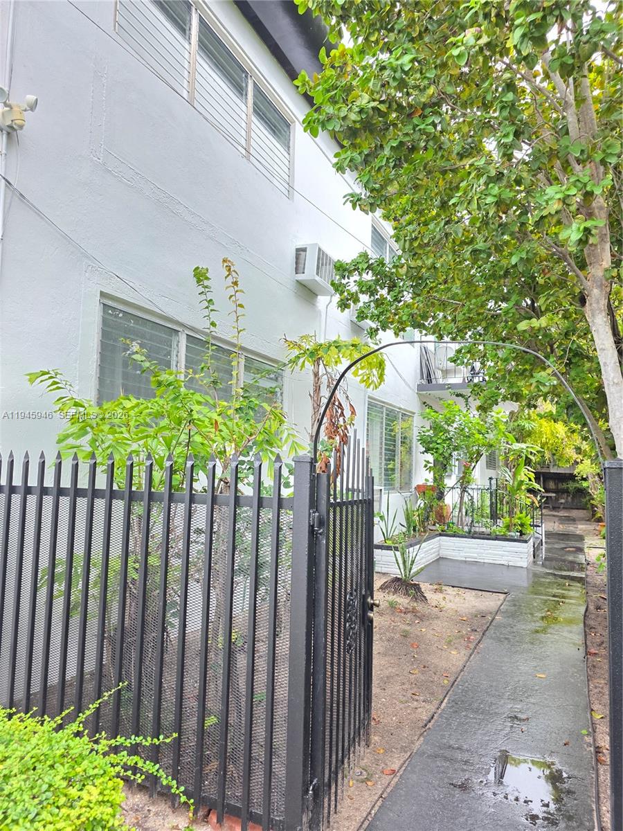 824 82nd St #4 Miami Beach, FL 33141