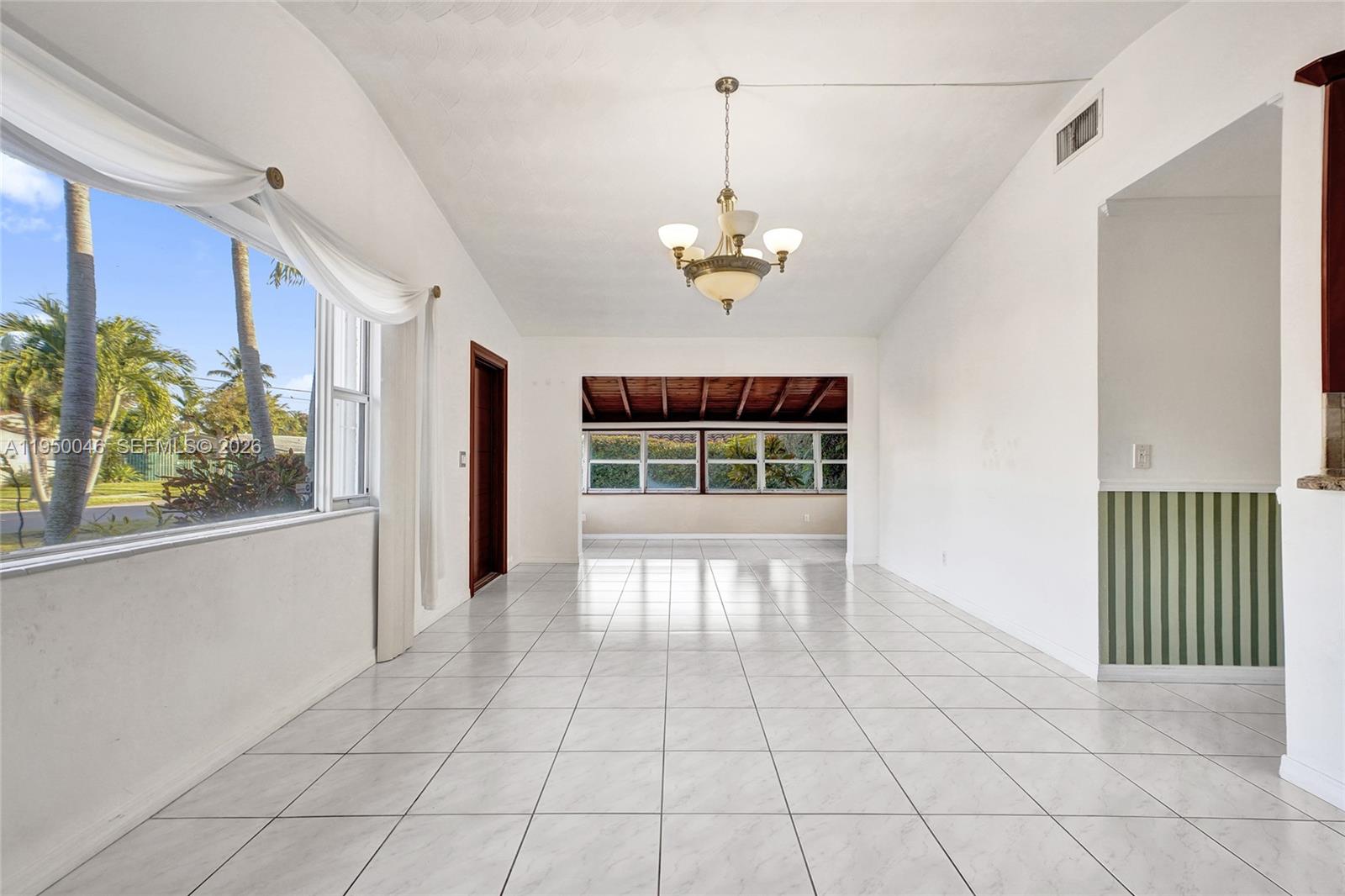 21120 NE 24th Ct Miami, FL 33180