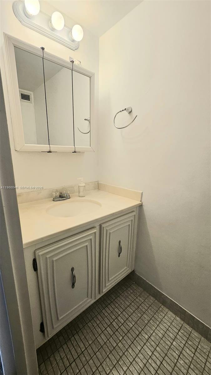 1000 Parkview Dr #605 Hallandale Beach, FL 33009