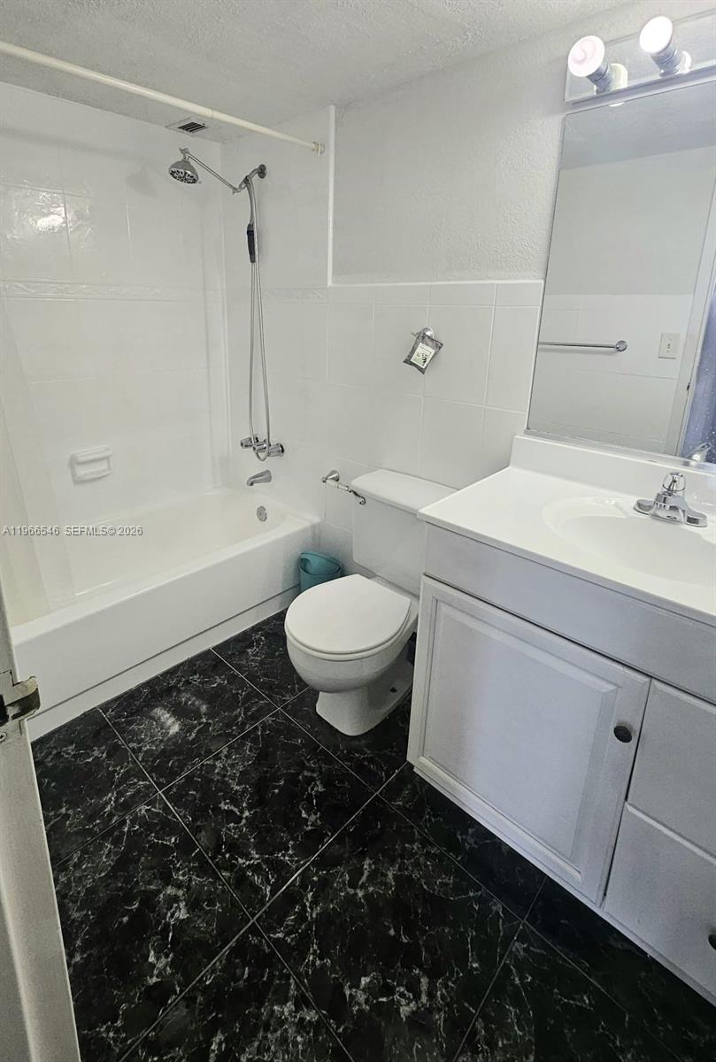 1000 Parkview Dr #605 Hallandale Beach, FL 33009