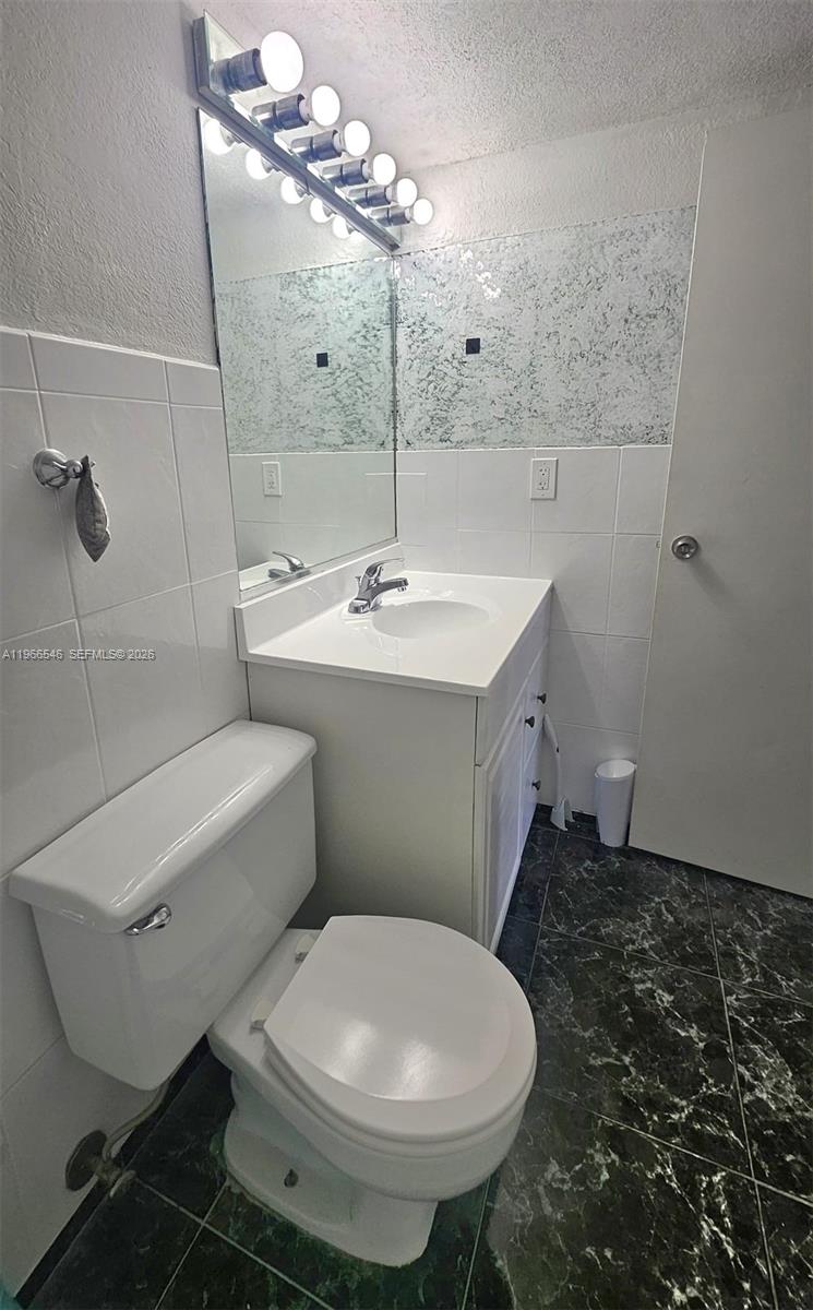 1000 Parkview Dr #605 Hallandale Beach, FL 33009