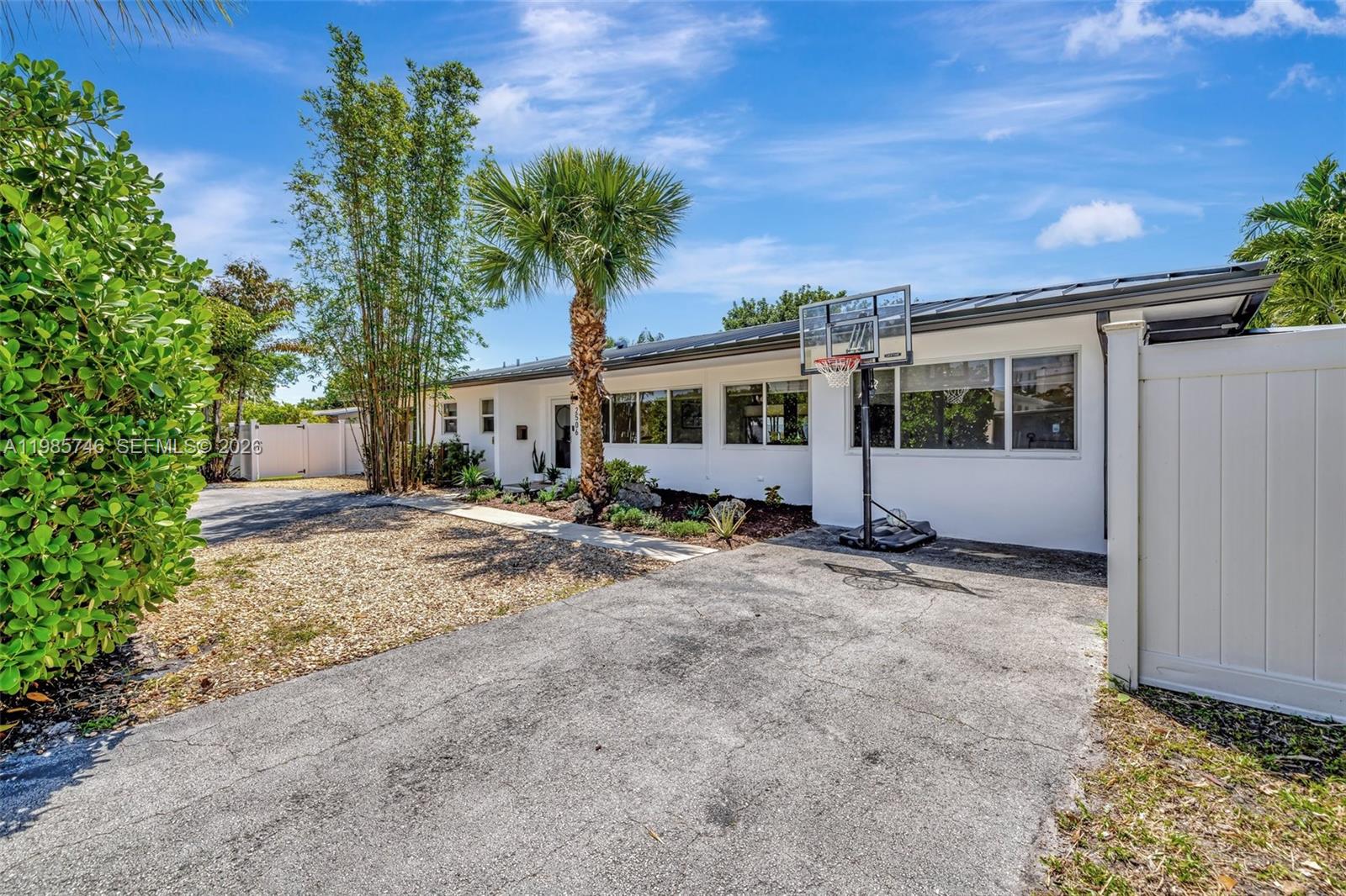 2506 NE 30th St Fort Lauderdale, FL 33306