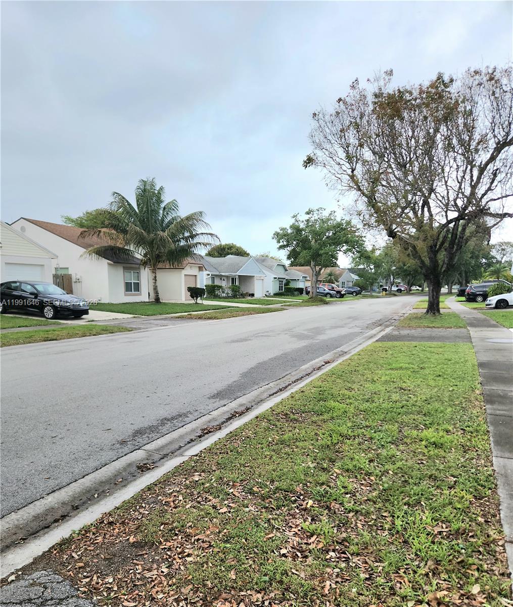 8615 SW 15th St Pembroke Pines, FL 33025