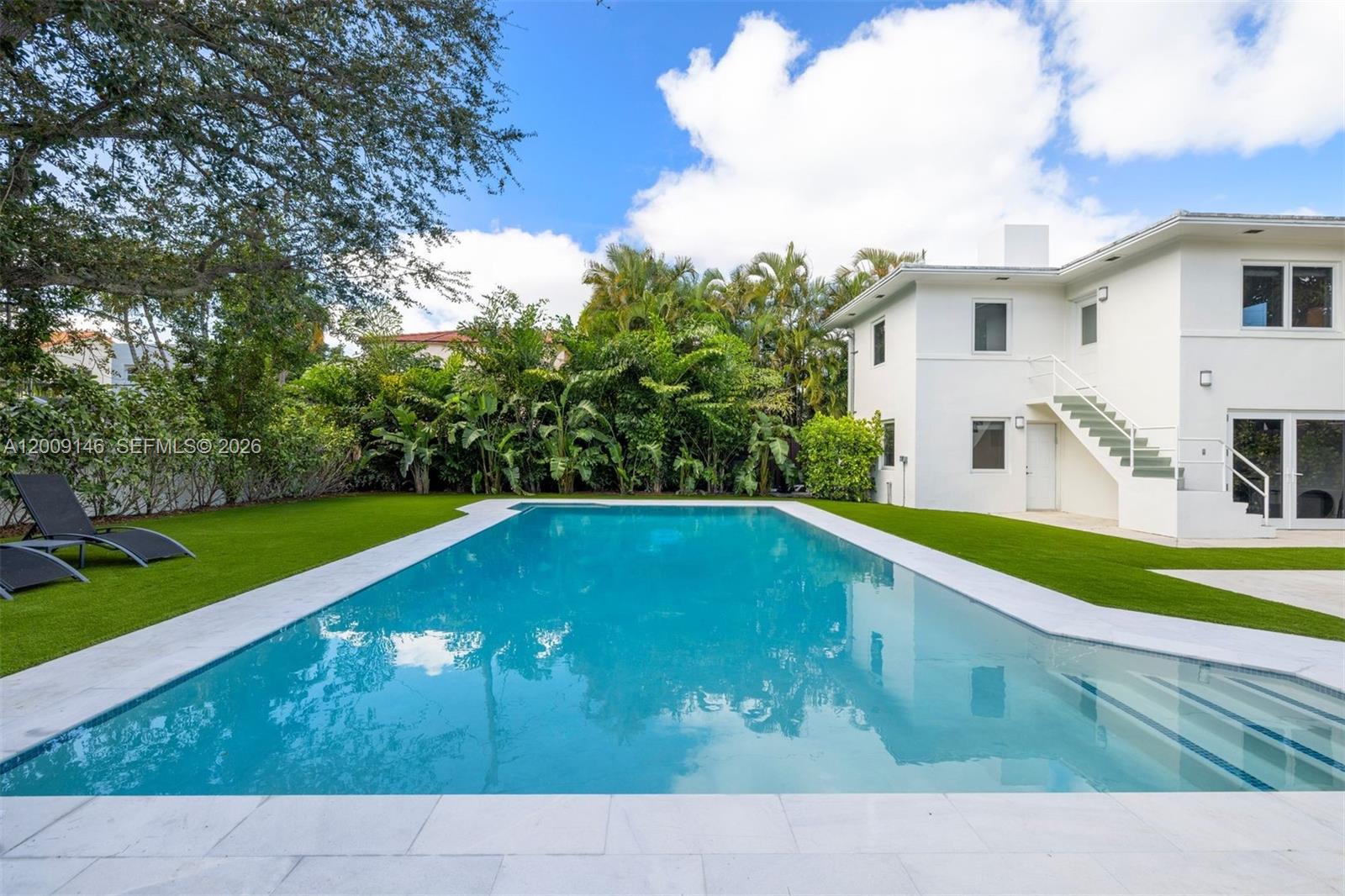 4340 Pine Tree Dr Miami Beach, FL 33140