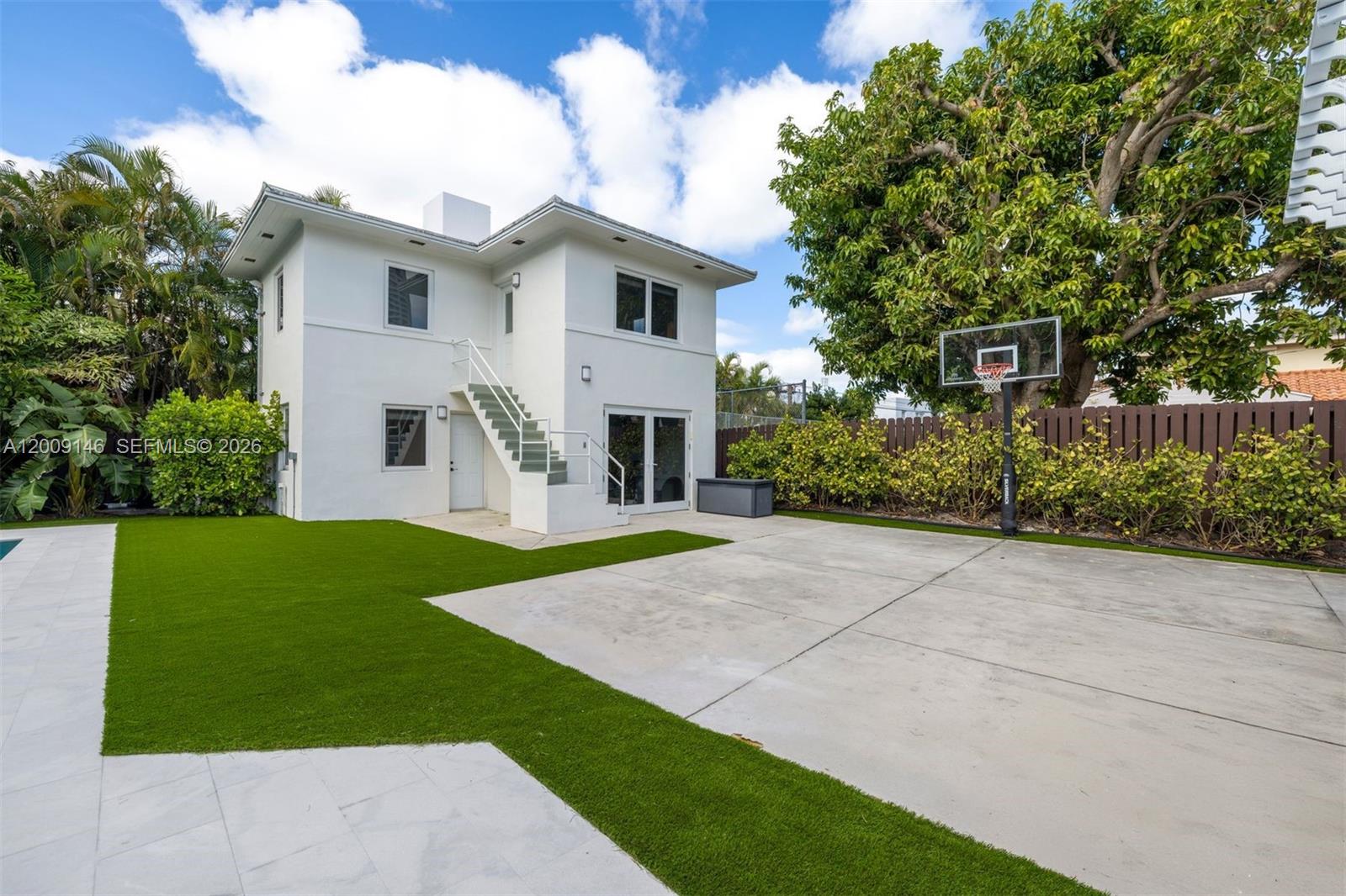 4340 Pine Tree Dr Miami Beach, FL 33140