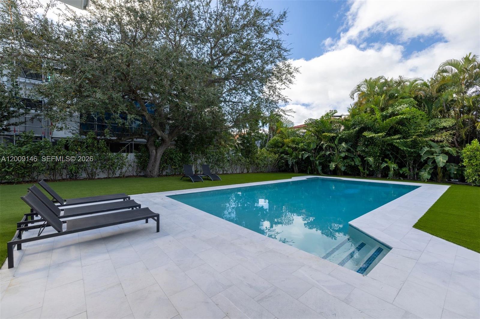 4340 Pine Tree Dr Miami Beach, FL 33140
