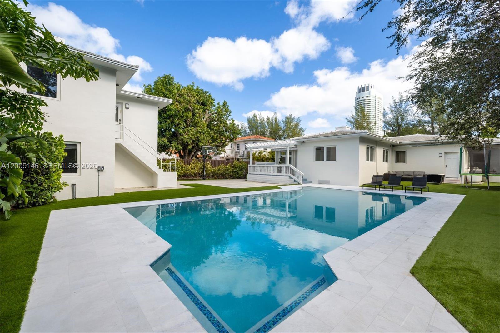 4340 Pine Tree Dr Miami Beach, FL 33140