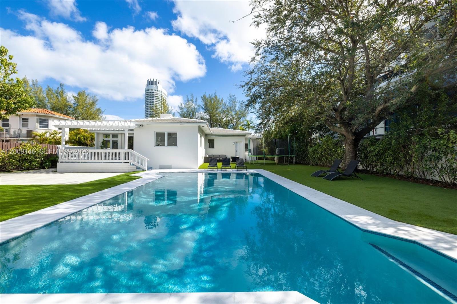 4340 Pine Tree Dr Miami Beach, FL 33140