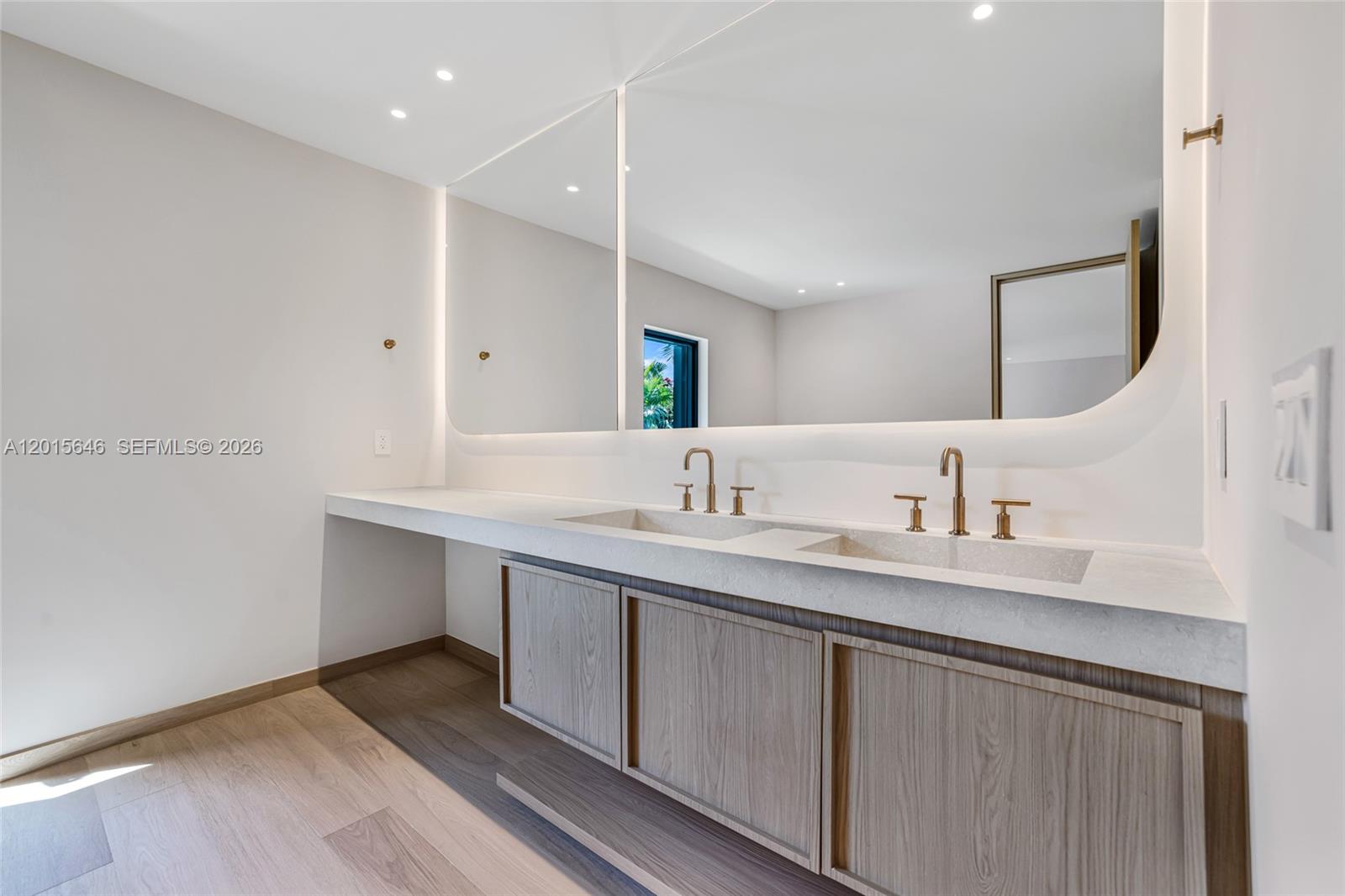 72 W Shore Dr W Miami, FL 33133