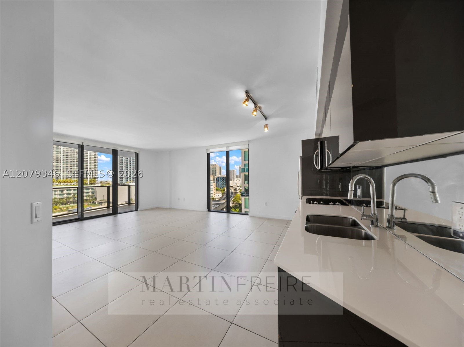 31 SE 6th St #1402