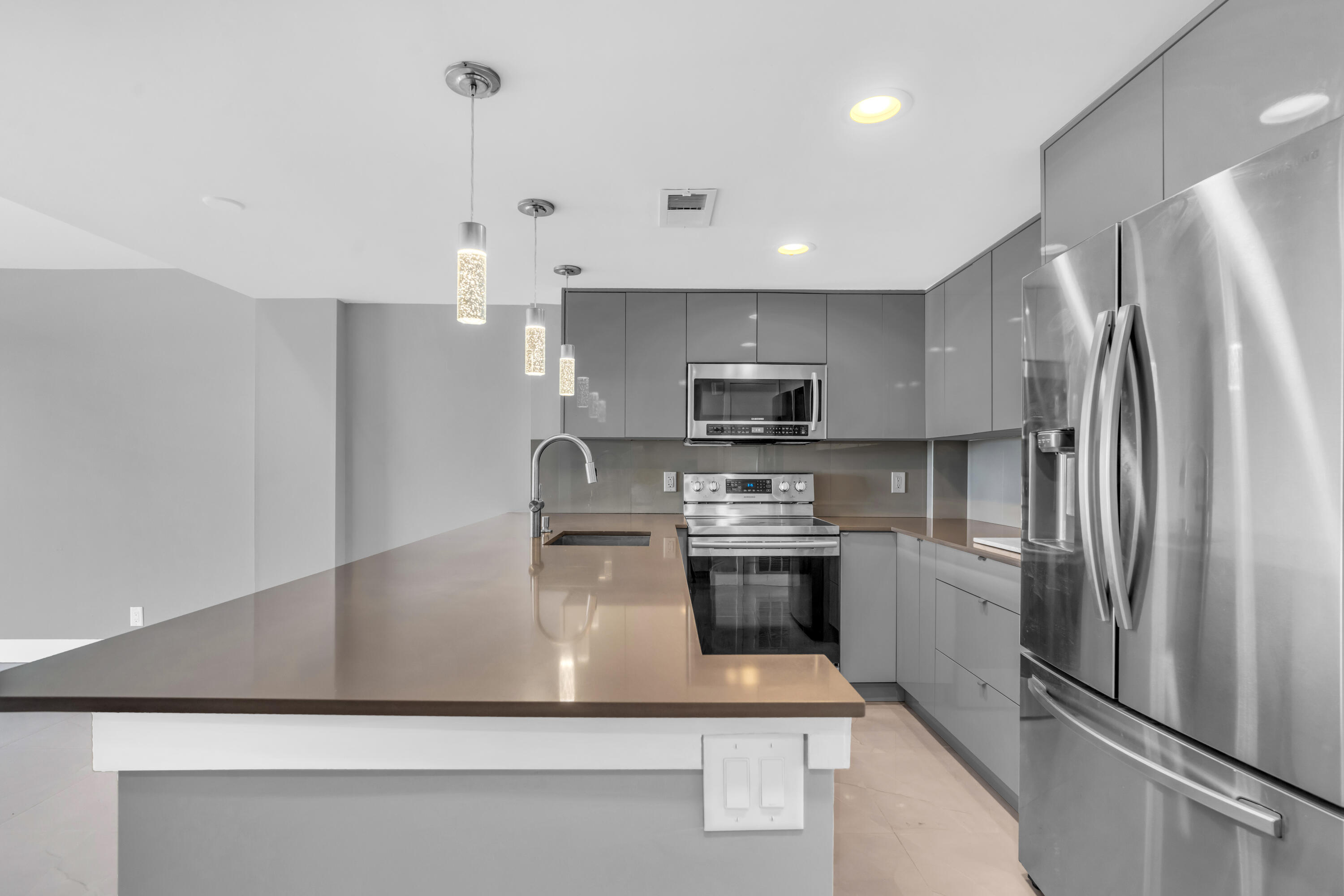 2611 N Riverside #1004