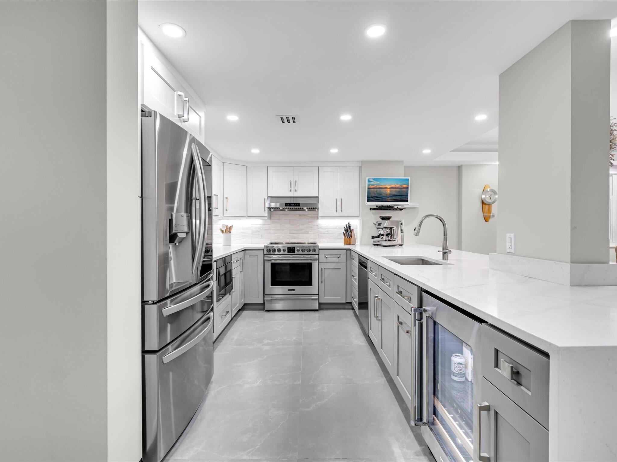 1150 Hillsboro Mile #302