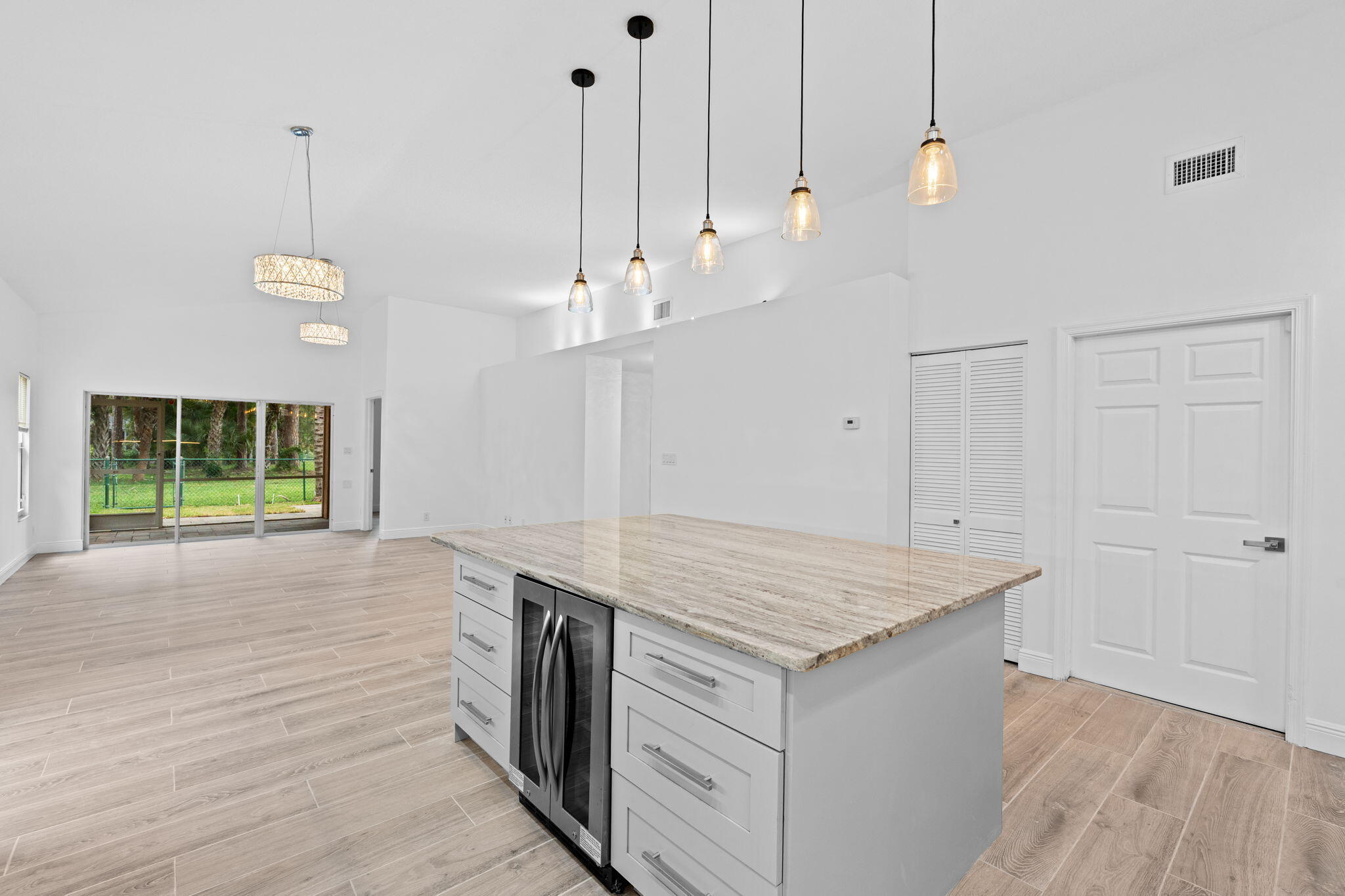 5122 Elpine Riviera Beach, FL 33418