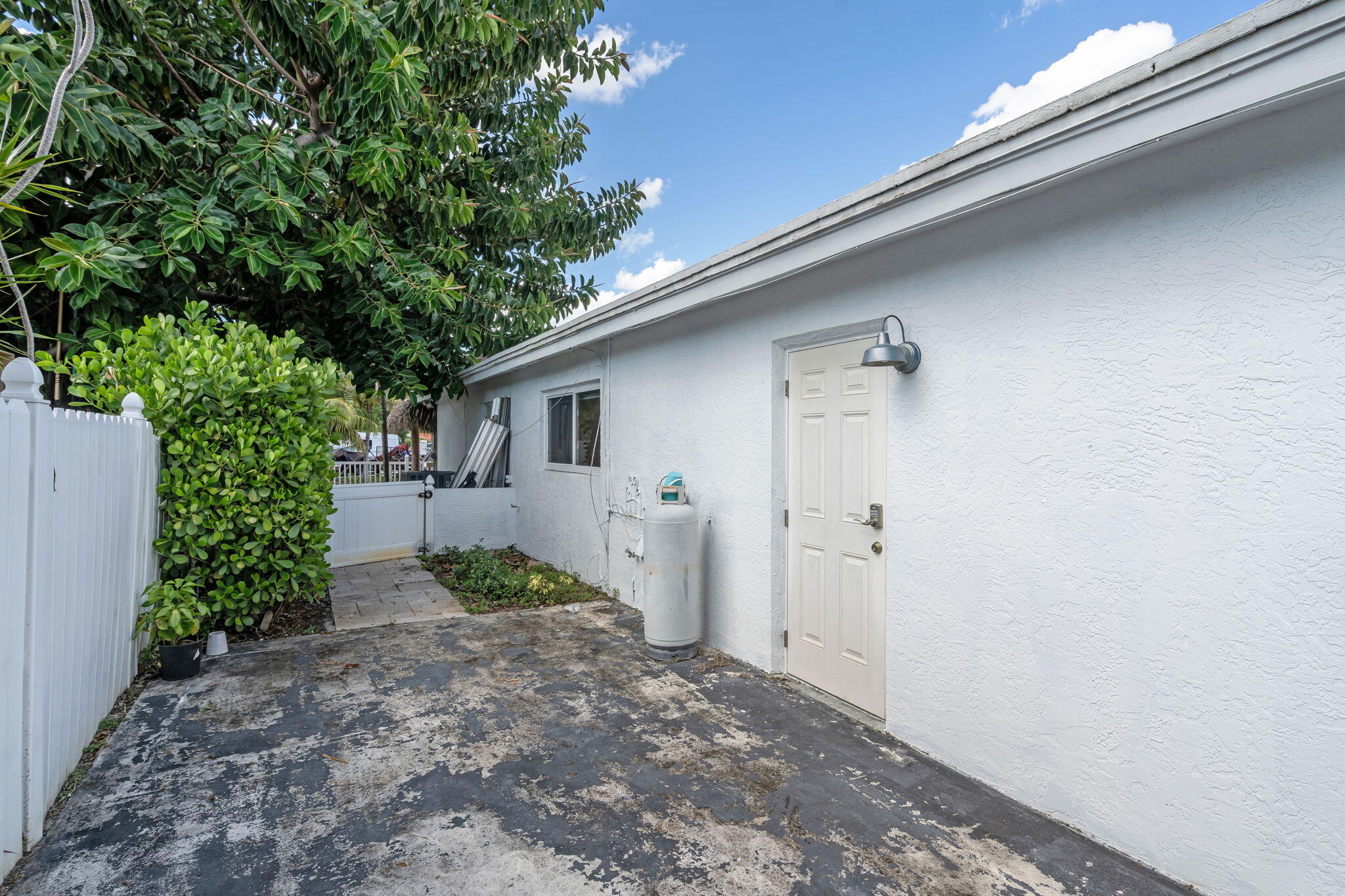 421 SW 18th St Pompano Beach, FL 33060