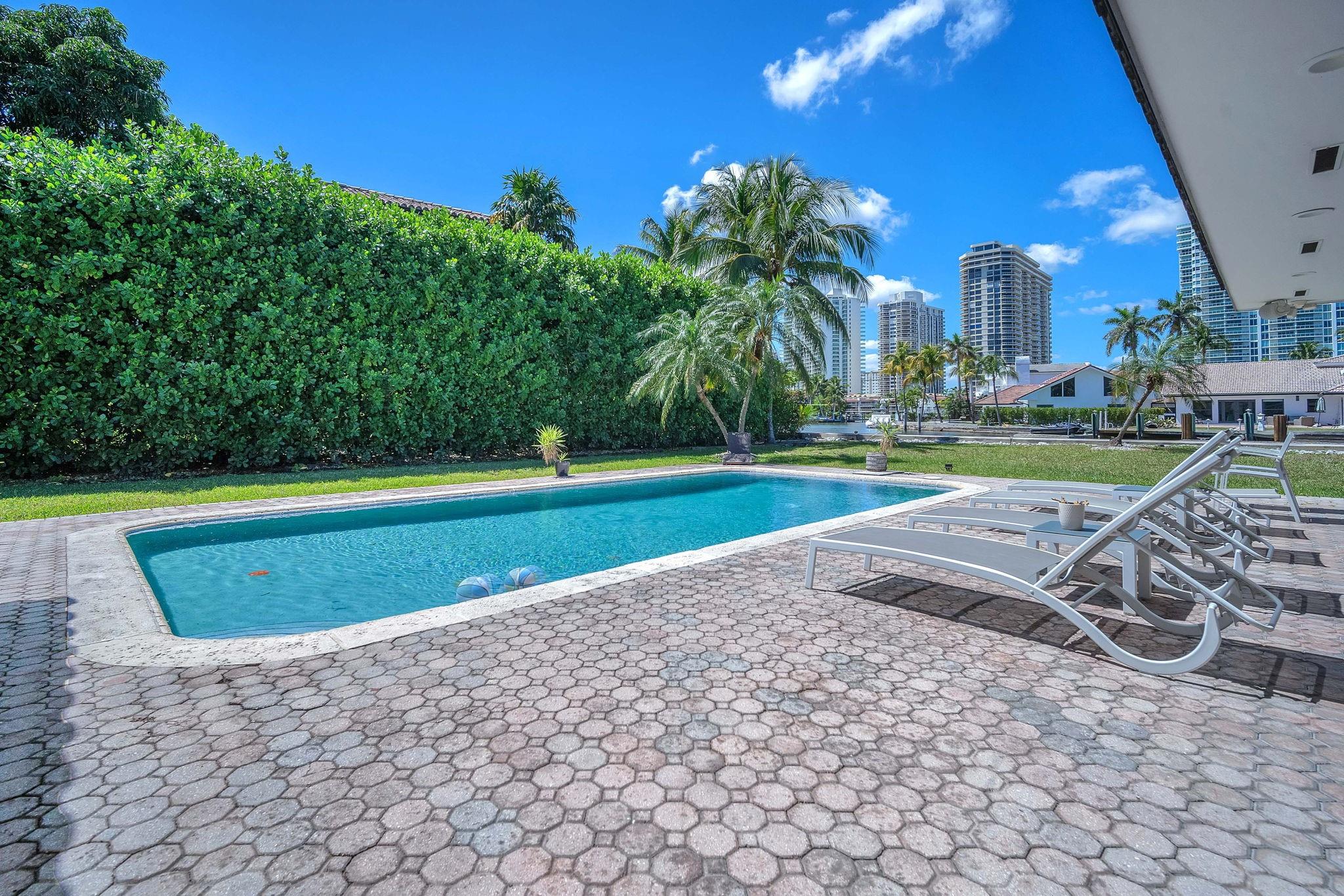 354 Golden Bch Dr Golden Beach, FL 33160