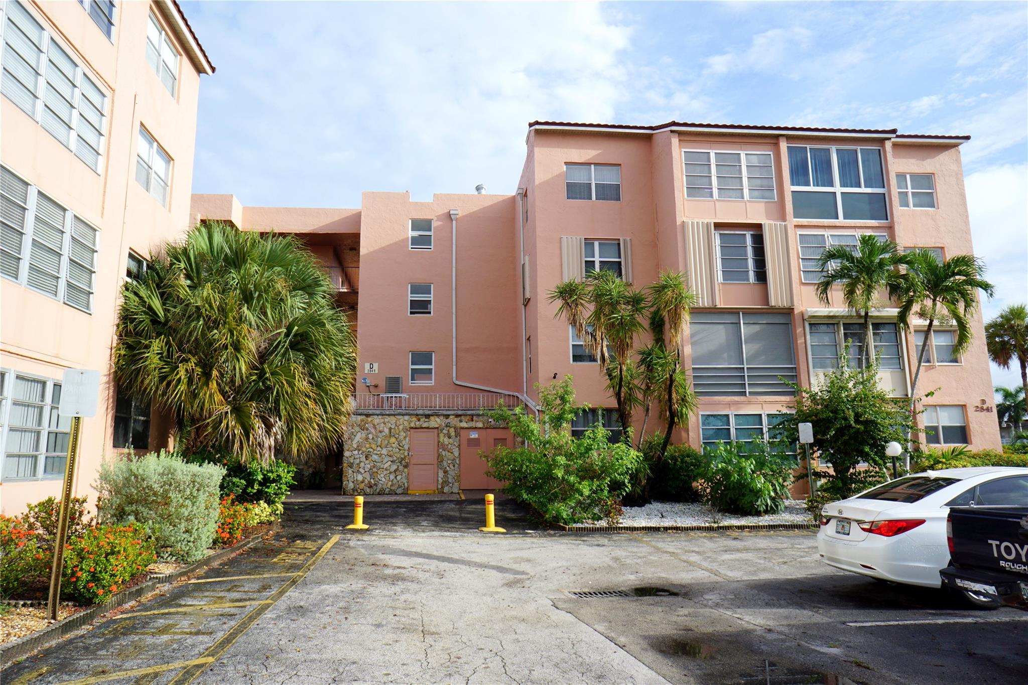 2821 Somerset Dr #203
