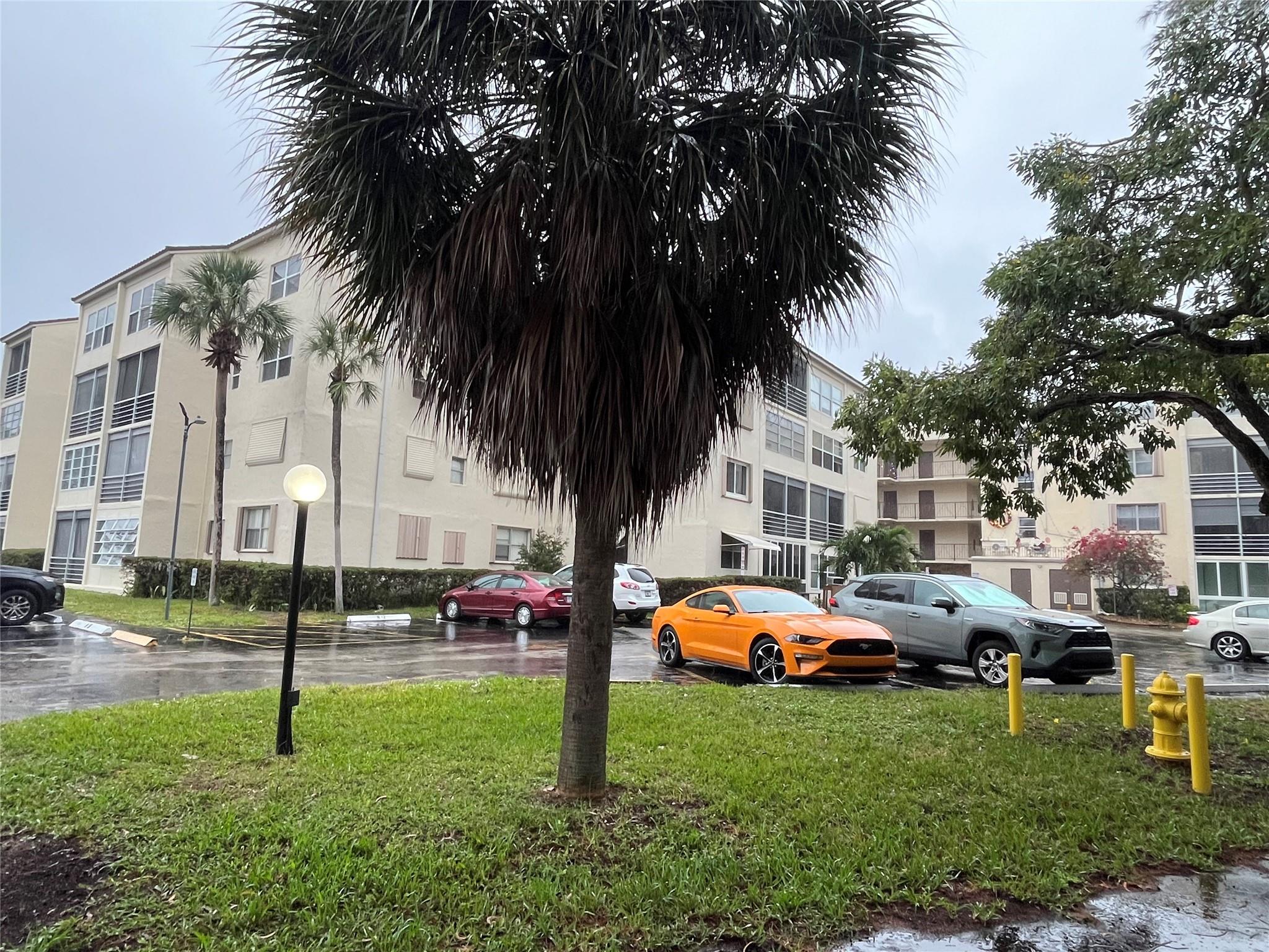 2871 Somerset Dr #105