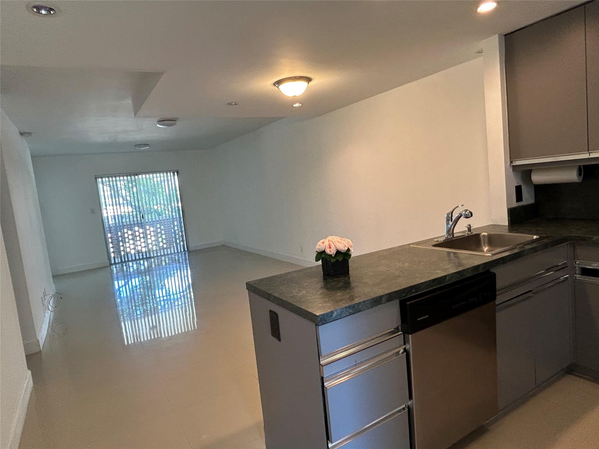 2800 NE 14th St Cswy #207