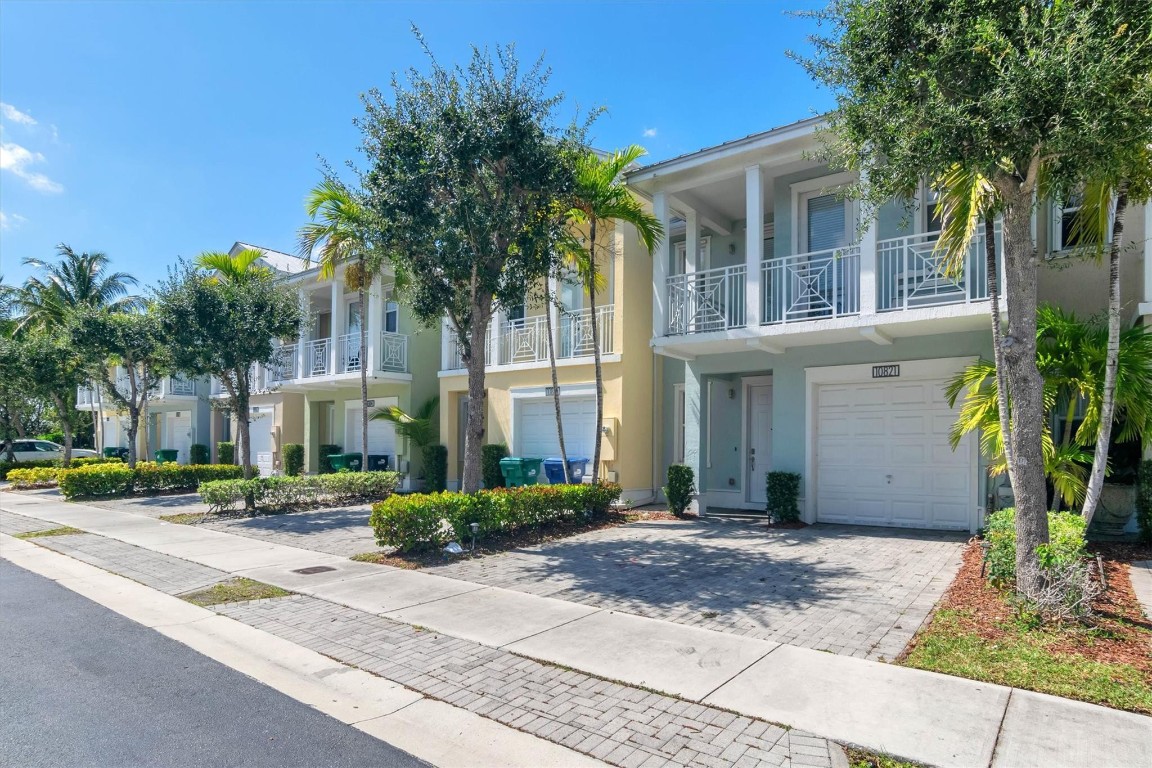 10821 NW 76th #10821