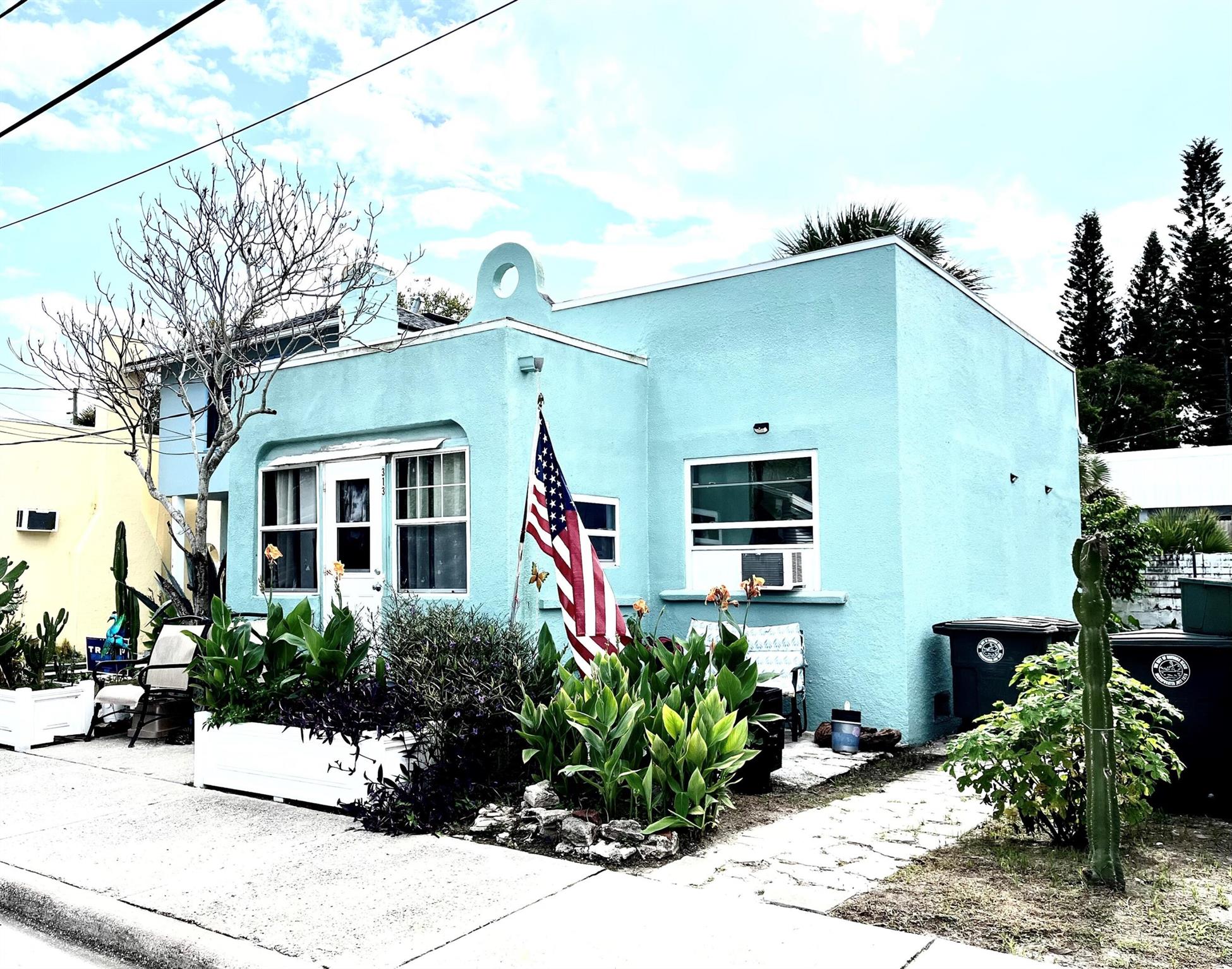 313 N Oleander Ave #1